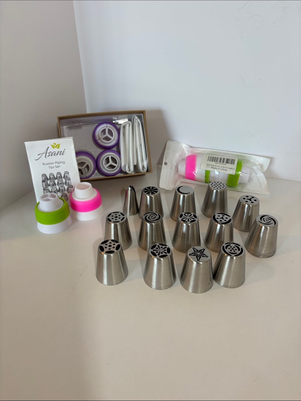 Russian Piping Tips Set with Green and Pink Couplers